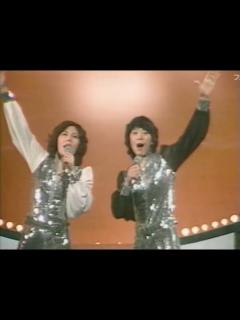 [x]ビューティ・ペア：歌唱動画／1stシングル：かけめぐる青春／マキ上田＆ジャッキー佐藤／昭和TV映像／1977年 - YouTube
