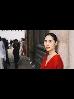[x]B1- 深津絵里、ロエベのファッションショー鑑賞 人生初体験に「無縁の世界だと思っていた」【コメントあり】 - YouTube