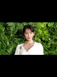 [x]吉岡里帆、胸元ざっくり大胆ドレスで色気全開！？純白ドレスで魅了 ティファニー『2022 ブルーブック「ボタニカ」ハイジュエリーイベント ガラ ...