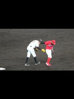 [x]引退試合でヒット‼️ 広島の菊地も労う 現地映像 - YouTube