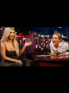 [x]ジェニファー・ローレンスがジミー・キンメル深夜番組の代役ホストとしてキム・カーダシアンにインタビュー パート2《日本語字幕》 - YouTube