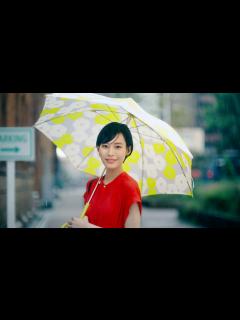 [x]南沙良、初ショートカットで傘コーデ！颯爽と街を歩く姿も／「Wpc.」CM&メイキング&インタビュー - YouTube