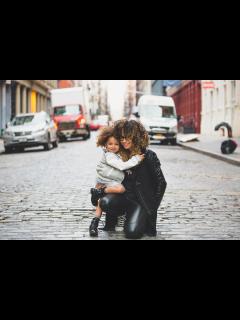 [x]無料画像 : おとこ, 歩行者, 歩く, 道路, 通り, 座っている, 子, スマイル, 親, ママ, 家族, 写真, インタラクション ...