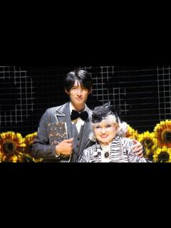[x]Snow Man向井康二の優しさ溢れる 報道陣に“らしさ”全開の対応＜ハロルドとモード＞ - YouTube