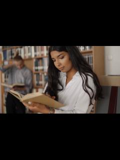 [x]勉強している人：無料の動画素材