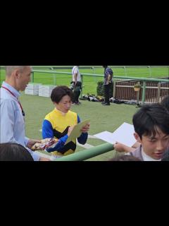 [x]サイン捌きがイケメンな松岡正海騎手 - YouTube