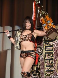 [x]【プロレス大賞授賞式】女子プロレス大賞・紫雷イオを直撃 - YouTube