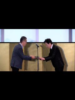 [x]遠藤憲一、保護犬“クロミ”とは「肩を組んで友達のよう」 川島なお美さんの遺志を継ぐ『動物愛護賞』を受賞（日テレNEWS NNN ...