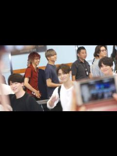 [x]Hey!Say!JUMP山田涼介、中島裕翔、知念侑李、薮宏太、高木雄也、伊野尾慧、八乙女光、有岡大貴接機 - YouTube
