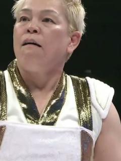 [x]【女子プロレス】神取忍が北斗晶戦を彷彿とさせる脇固めを中野たむに見舞う！【スターダム】 - YouTube