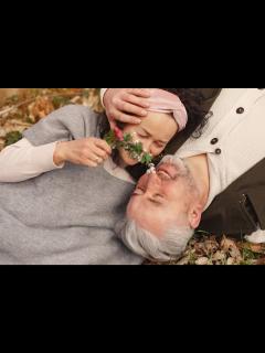 [x]庭で幸せな驚きの先輩の母親に挨拶するうれしそうな大人の娘：無料の写真素材
